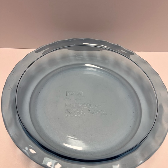 Pyrex blue pie Plate - Picture 2 of 3